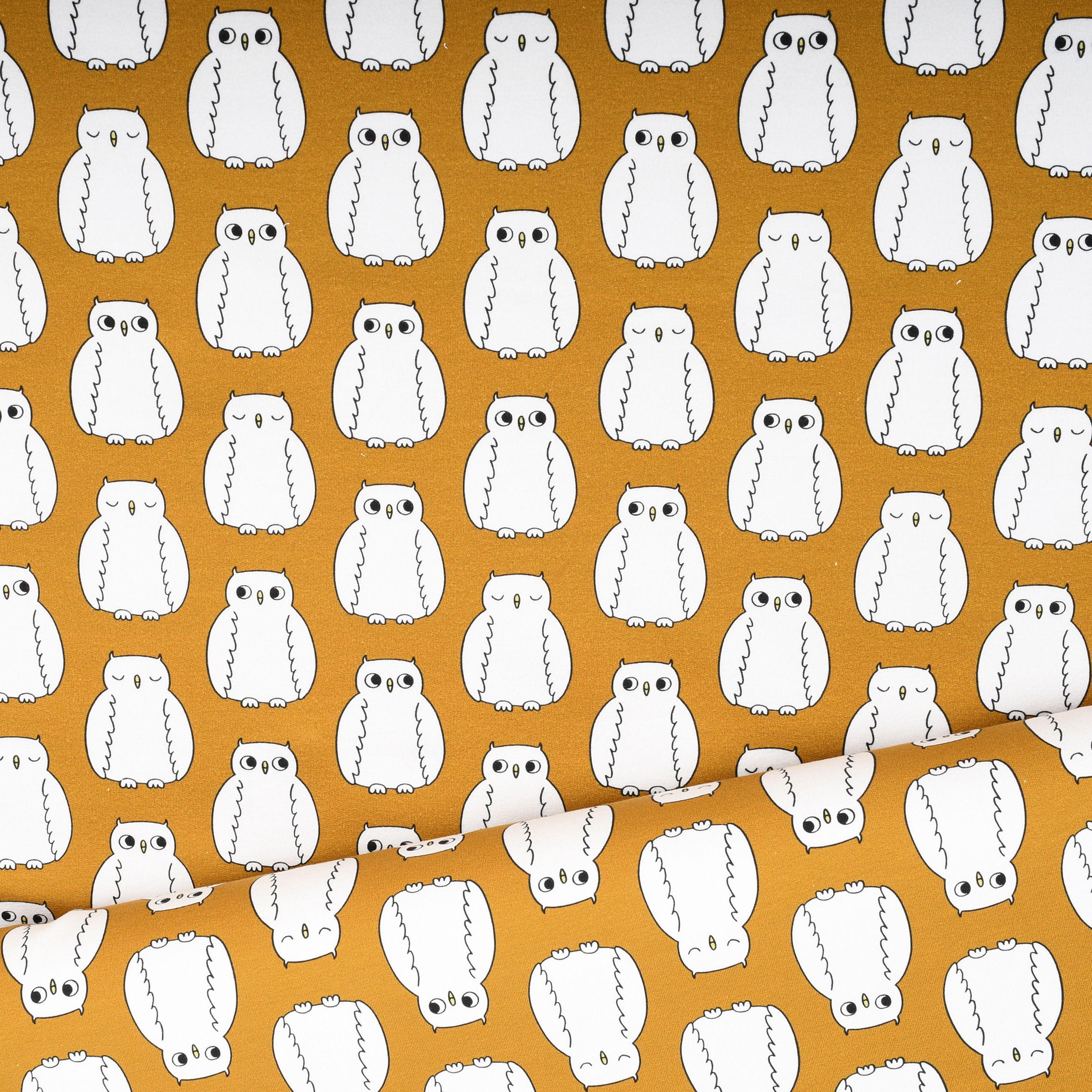 Mosterd French Terry met Uiltjes van Eva Mouton